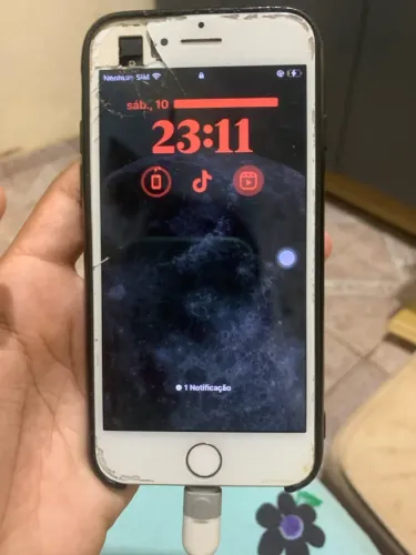 Vendo um iPhone 8, tela quebrada e a traseira mais as peças é tudo original