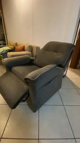 Sofisticação e Conforto: Poltrona Reclinável Semi Nova