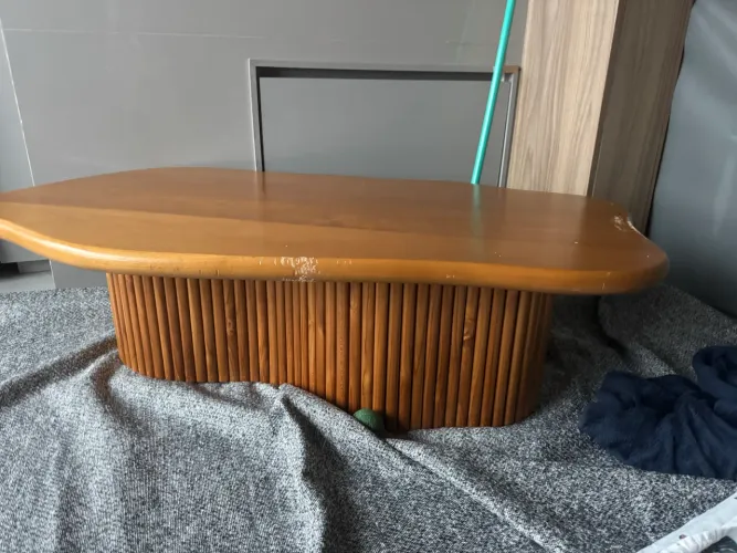 Mesa de centro em madeira base ripada