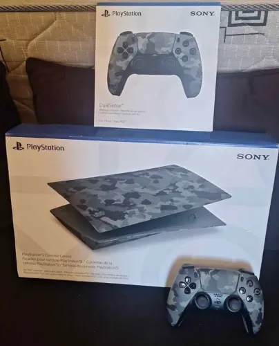 Tampa PS5 Fat com disco e Controle Dualsense camuflados