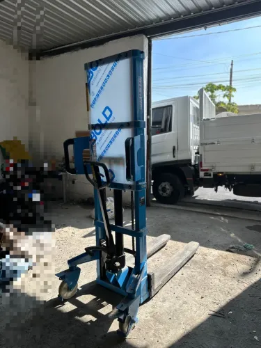 empilhadeira manual para 1500 kgs Paletrans, uma nova é 6500 