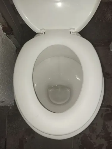 Privada em ótimo estado e nada quebrado, limpa.