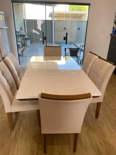 Sala de jantar com 6 cadeiras