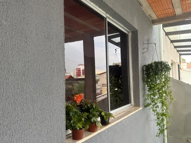 Janela de correr de alumínio com vidro instalado