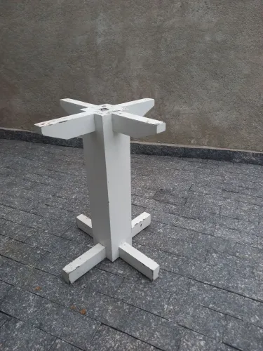 Pé de mesa de madeira maciça