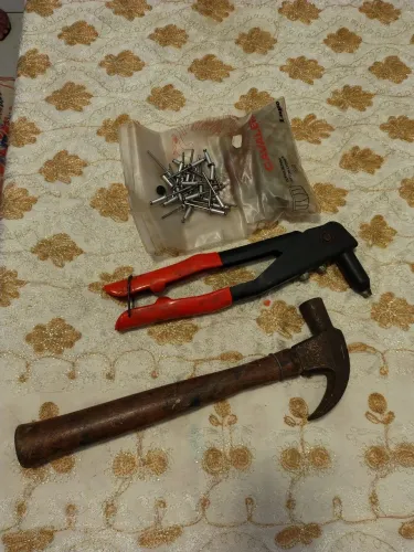Martelo e alicate rebitador