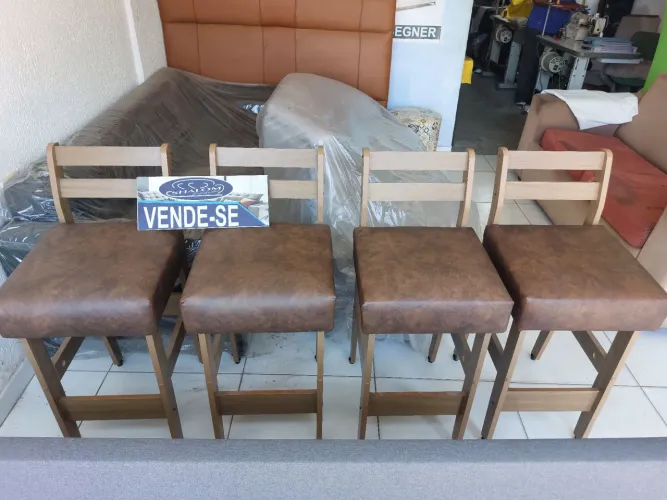 Vendo 4 lindas cadeiras banquetas área gourmet NOVAS