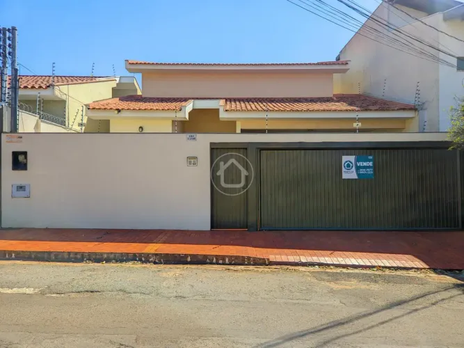 SOBRADO AMPLO COM 4 QUARTOS E PISCINA