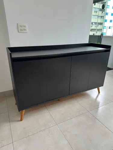 Balcão / Aparador Preto com 4 Portas e Pés Palito de Madeira