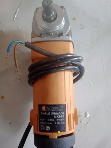 Vendo uma esmerilhadeira com defeito para quem conserta