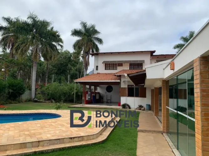 Estilo, Espaço e Lazer: Casa Colonial c/ Piscina em Lote de 1.100 m²