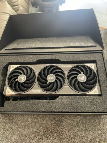 Rx 9070 xt Asus Tuff 3 anos de garantia. No plastico