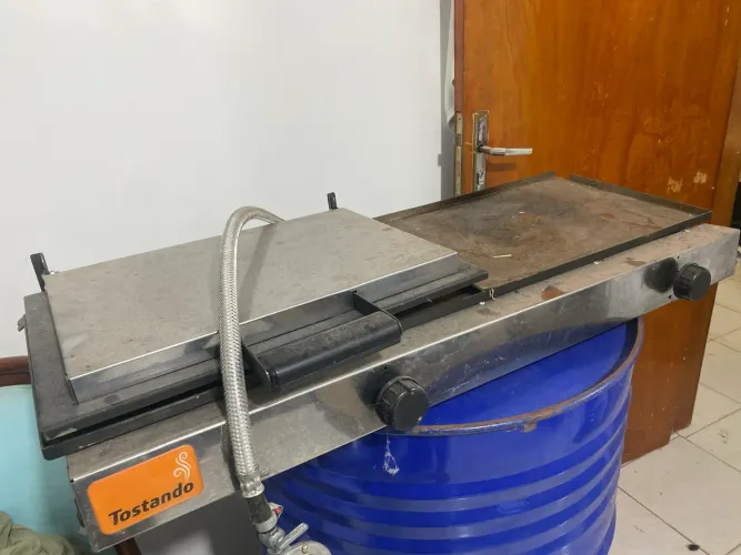 Chapa tostando  semi nova 