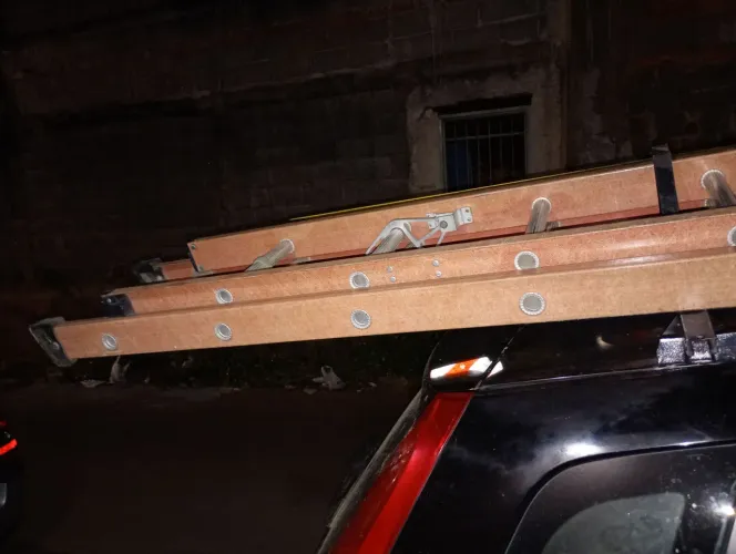 Vende-se escada de fibra 6 MTS barato para trabalhos em altura