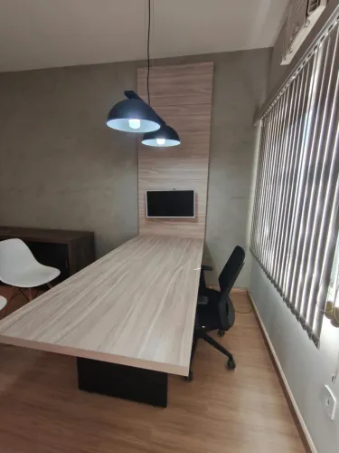 Mesa de escritório com painel em MDF