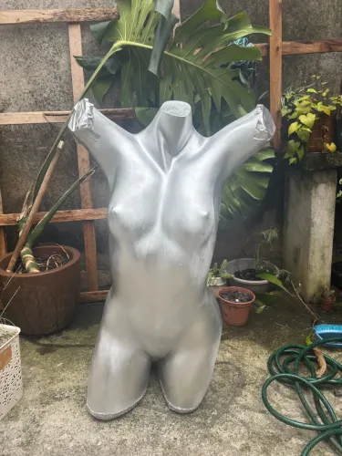 Manequim busto prateado feminino 
