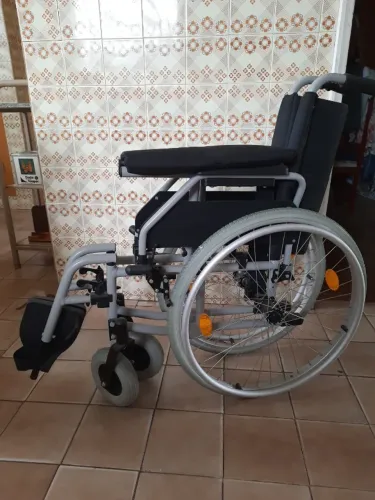 Cadeira de rodas dobrável - Nova