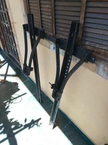 Bagageiro de teto veicular para carregar bicicleta.
