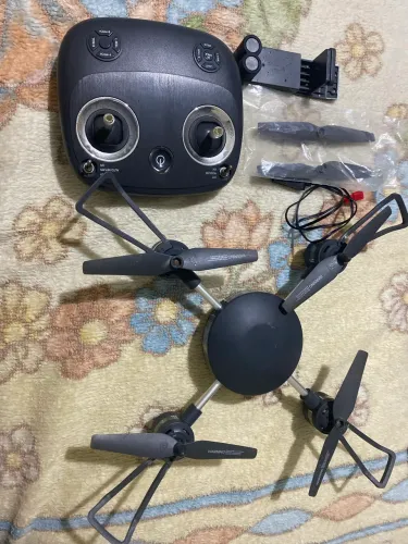 Drone quadricóptero preto com câmera,
