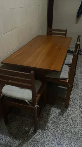 CONJUNTO DE MESA E 4 CADEIRAS EM MADEIRA MACIÇA