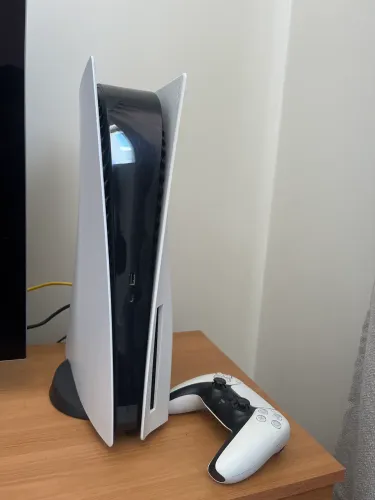 PS5 com leitor de discos e um controle