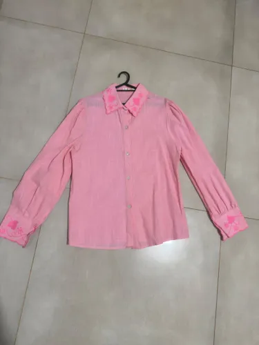 Camisa Rosa, com mangas bordadas, nunca usada