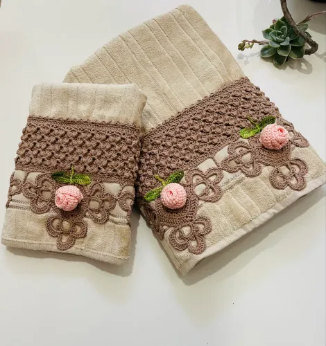 Kit de toalhas com barrado de crochê rosas