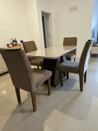 Mesa de Jantar 4 Cadeiras Estofadas