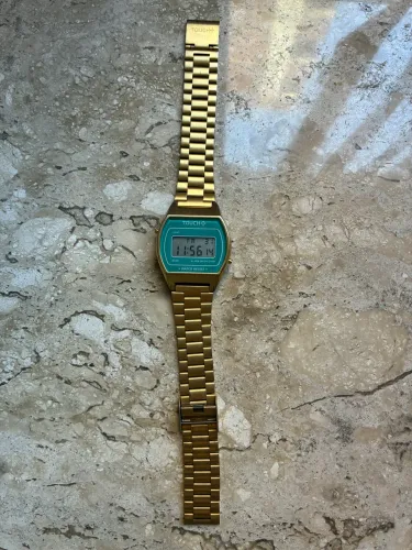 Relógio Digital Vintage Touch Dourado - Estilo Retrô (Parecido com Casio)