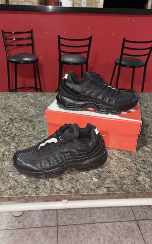 Air max 95 preto sair logo