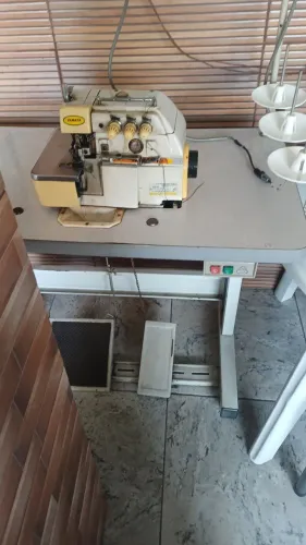 2 maquina de costuta, 1 overlock outra reta