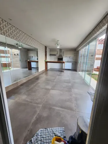 LOCAÇÃO CASA COND. RIO SÃO LOURENÇO - R$ 3.980,00 - SEMI MOBILIADO - JARDIM IMPERIAL - CUI
