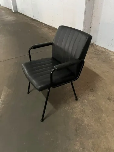 Cadeira de Recepção Executiva em Courvin Preto com Braços