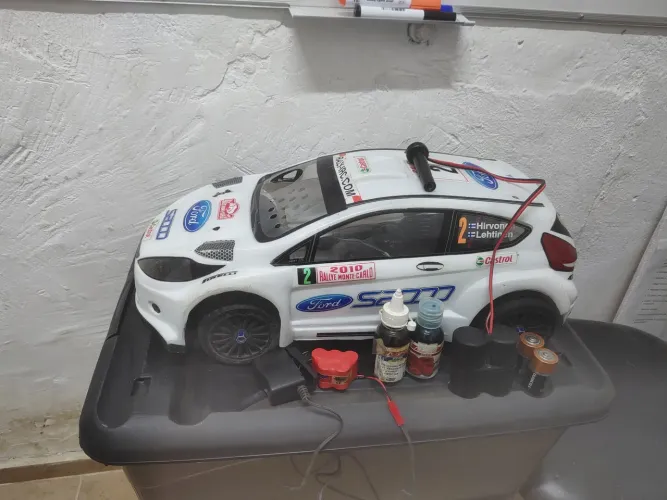 Carro de controle remoto a gasolina ( Ford s2000) Aceito Troca E Proposta. Descrição ?