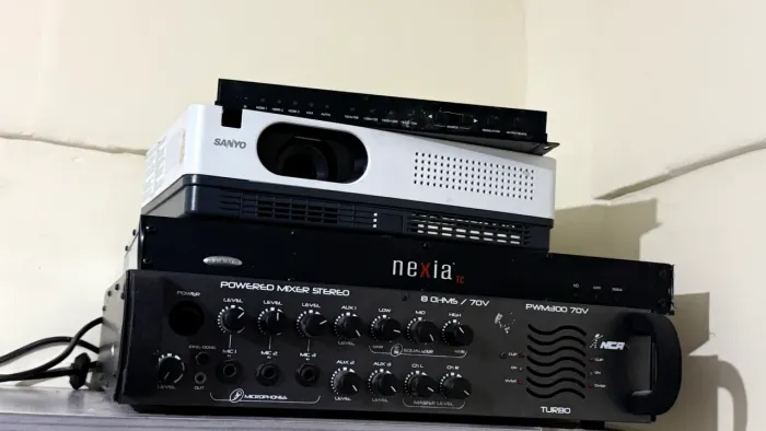 Kit com projetor e amplificador de som