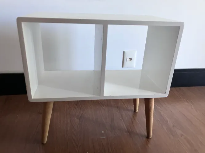 Mesa de Cabeceira Retrô / Nicho Organizador com Pés Palito - Branco Laca