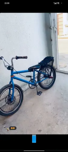 Bike muito boa pra quem gosta de da grau e andar 