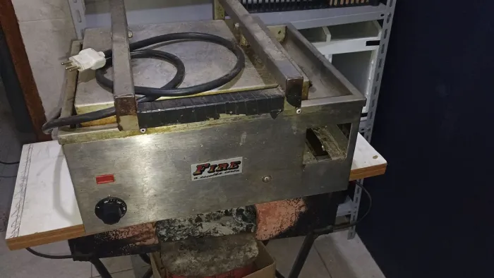 Chapa elétrica com pequeno defeito..