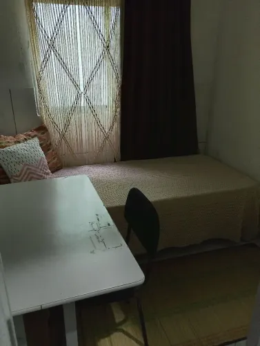 Alugo quarto para mulher próximo à praia