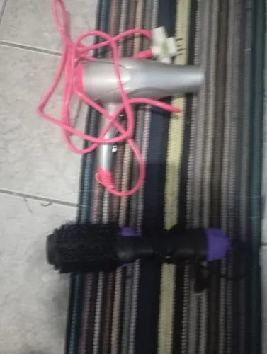 vendo um secador de cabelo e uma escova secadora