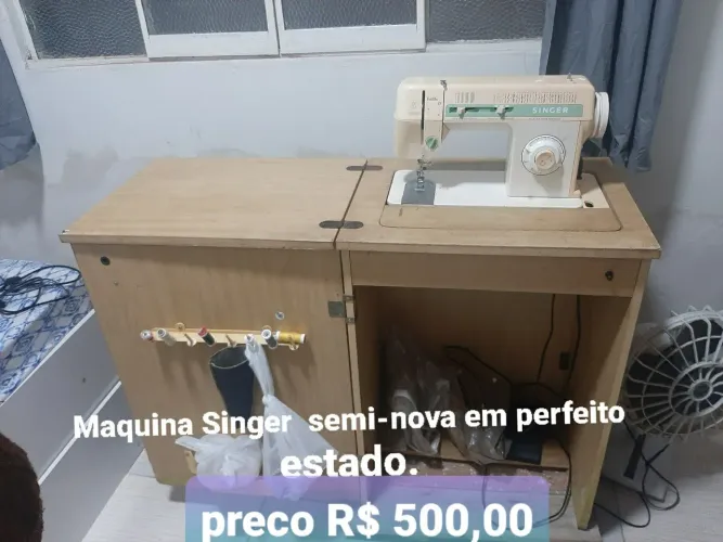 Vendo uma Máquina de costura Singer semi-nova