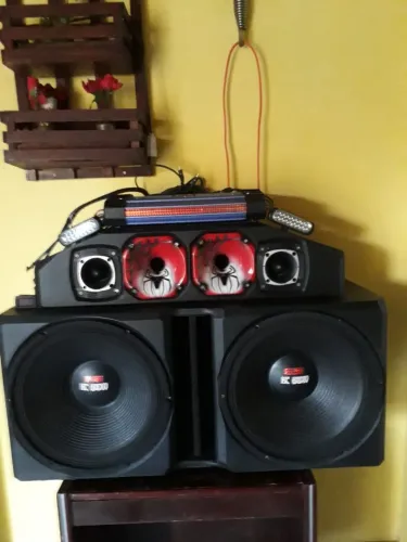 Vendo um caixa de som de carro 