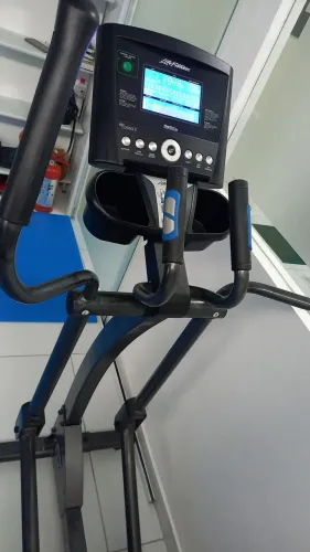 ELÍPTICO LIFE FITNES novo pouco usado para studio e residência