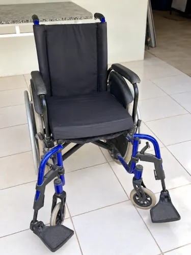 Cadeira de Rodas Manual Usada com Apoio para os Pés