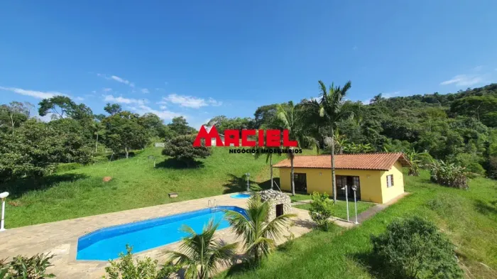 Área à venda em Volta Fria, Mogi das Cruzes/SP As casas de madeira são confortáveis e bem
