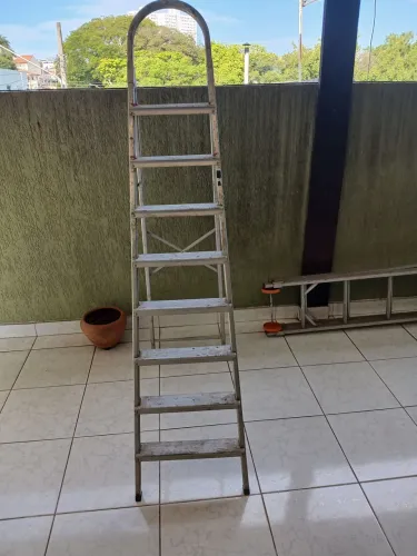 Escada de alumínio de 8 degraus