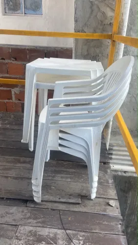 Vendo mesa com 2 cadeira plástica resistente