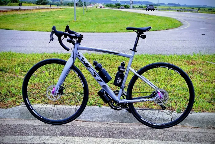 Bike Gravel West Discovery completa | Aro 29 | Freios semi-hidráulicos | Excelente estado