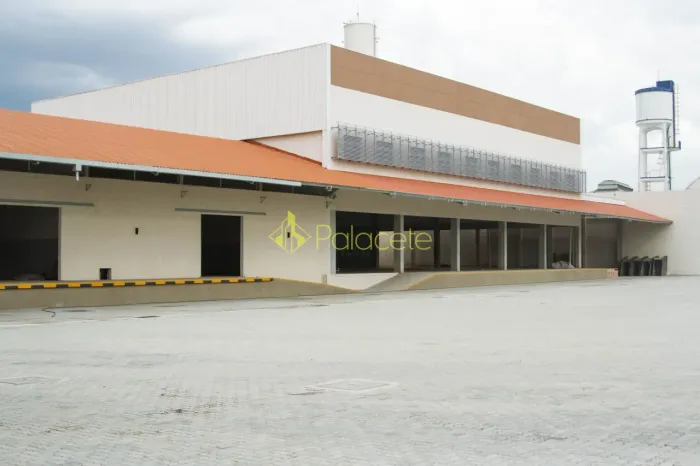 Excelente Imóvel Comercial em Cruzeiro com Galpões a Partir de 600m², Escritórios e Estaci