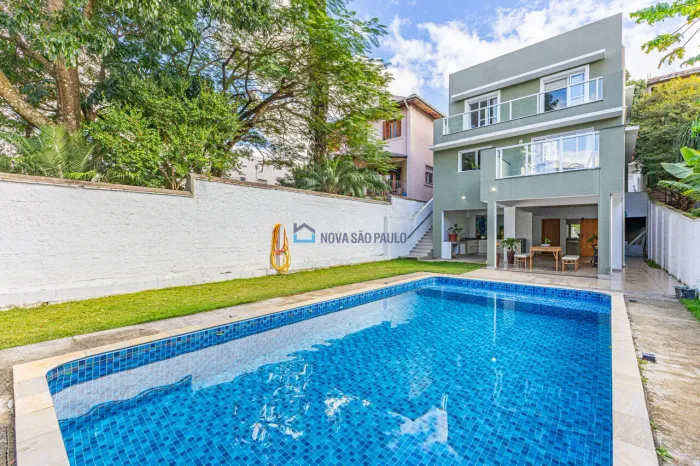Casa com piscina à venda no Planalto Paulista com 4 quartos e 4 vagas de garagem. pronta p